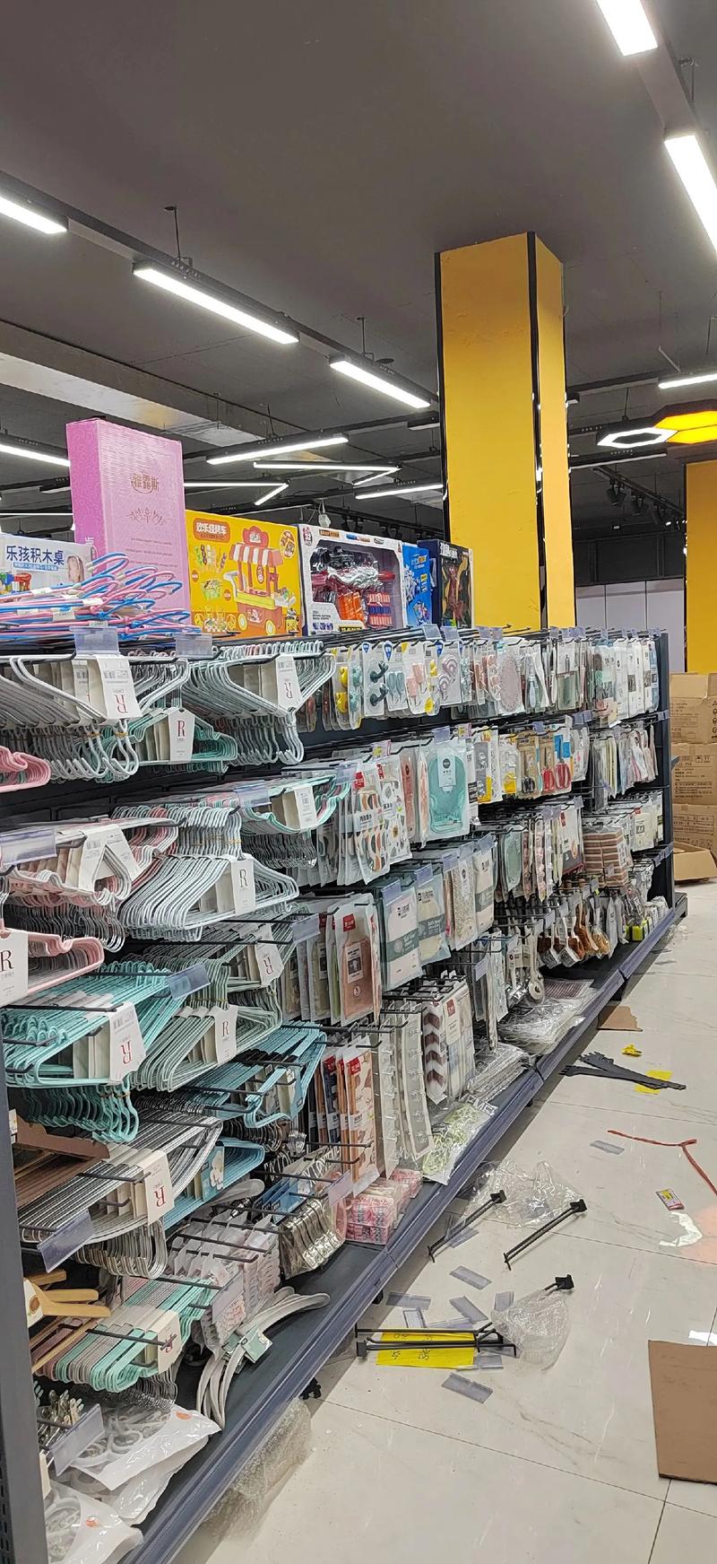 超市陳列中的日用百貨 價格實惠與品質的雙重保障